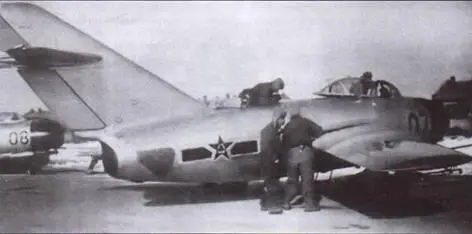 Китайские техники готовят МиГи к предстоящим боям Корея зима 195152 гг - фото 76