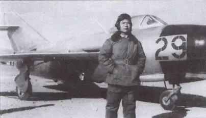 Китайский летчик Ли Цанхай возле своего МиГа Корея 1951 г Советские - фото 78