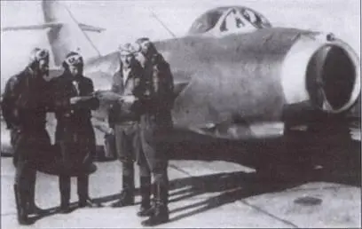 Советские летчики обсуждают совместные действия Корея 1952 г Объявлена - фото 79