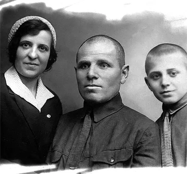 Мой папа с родителями 1935 г Папа и мама в 1945 г Папа справа с - фото 7