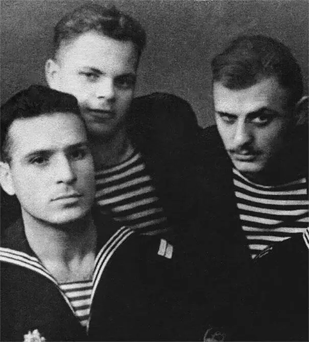 Папа справа с друзьямифронтовиками 1945 г Папа на Колыме 1949 г Мама - фото 9
