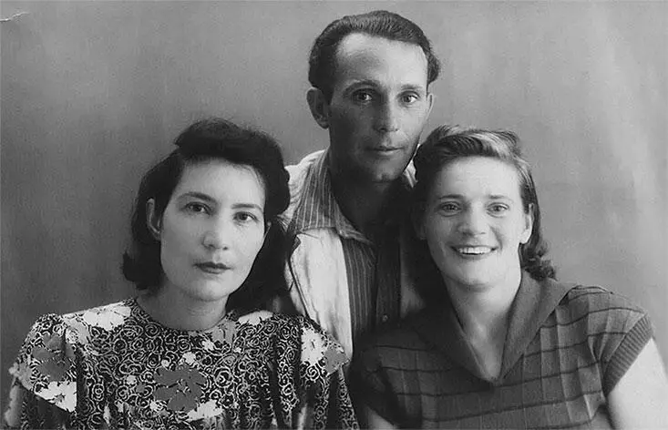 Мама слева с подругой и Валентином 1953 г Новогодний утренник в детском - фото 12