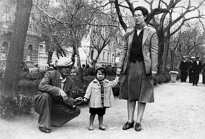 Папа мама и Нанка Бульвар на улице Горького бывшей Итальянской 1958 г - фото 15