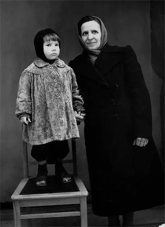 Нанка и бабушка Александра 1960 г В этом году родилась я Мы с Нанкой в год - фото 17