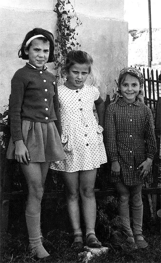 Нанка моя подруга и я 1965 г Чумка Нанка делает сальто Нанка за роялем в - фото 29