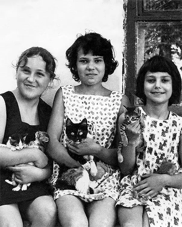 В нашем палисаднике с соседкой На руках у нас Маняша со своими котятами 1972 - фото 34