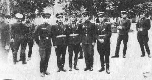 Офицеры и солдаты дивизионной разведроты перед строевым смотром 1969 г Автор - фото 20