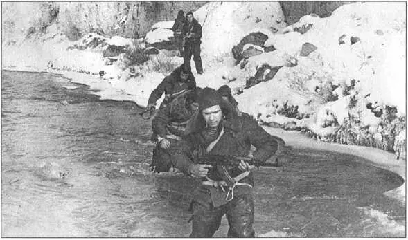 Разведгруппа 105й воздушнодесантной дивизии форсирует водную преграду 1976 - фото 29