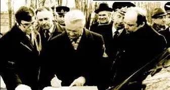 Министр авиационной промышленности ИС Силаев в центре подписывает Почетную - фото 76