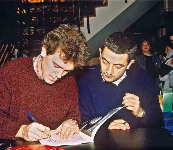 Хью и Роуэн Аткинсон подписывают книги на Comic Relief 1989 Портрет Хью - фото 6