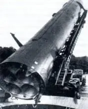 Установка ракеты Р14У в шахту В конце 1960х начале 1970х гг в ходе - фото 112
