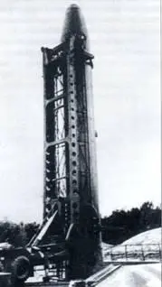 Установка ракеты Р14У в шахту В конце 1960х начале 1970х гг в ходе - фото 113