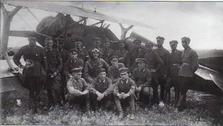 И2бис в окружении летчиков в начале 1930х годов На оригинале фотографии - фото 75