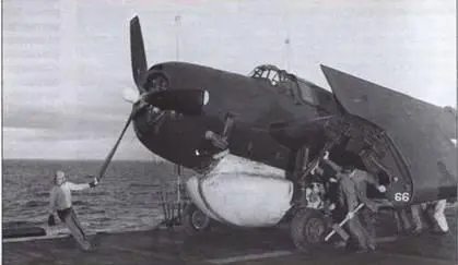 Самолет TBM3W отличался очень маленьким клиренсом Для компенсации снижения - фото 38