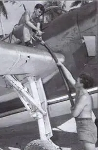 Заправка Эвенджера на одном из островов в Тихом океане Кампания 1944 г - фото 55