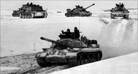 Танки ИС3 на учениях На первых двух машинах дульный тормоз снят 1950е гг - фото 161