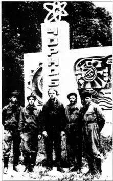 Кировцы в Чернобыле второй слева ГБ Жук Июнь 1986 г Баллон со сжатым - фото 160