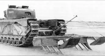 Невооруженная инженерная машина Черчилль AVRE с ножевым противоминным тралом - фото 183