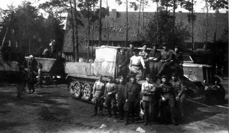 Личный состав подразделения проводившего эвакуацию танков в СССР Лето 1945 г - фото 244