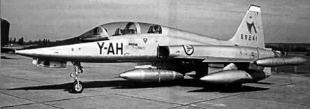 Участники первого Эйр Тату 1971 г истребитель F5B ВВС Норвегии вверху - фото 43