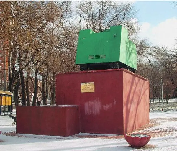 Танк На испуг на постаменте Памятник жертвам Холокоста Мемориальная доска - фото 37