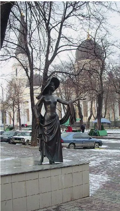 Памятник Вере Холодной на фоне собора в котором её отпевали Мемориальная - фото 42