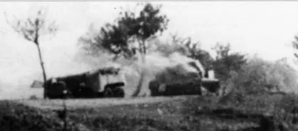 Фотография горящего PzKpfwIV и тягача Laffly S15 сделанная младшим - фото 59