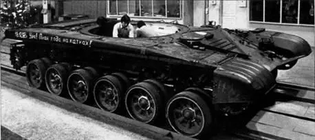 Сборка танка Т72 на Уралвагонзаводе Танки Т80 в цеху Ленинградского - фото 17