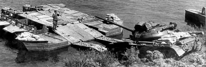 Танк Т54 въезжает на аппарели самоходного парома К71 Полигонные испытания на - фото 46