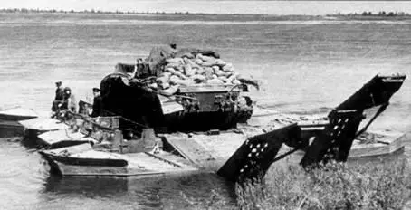 Танк Т54 на пароме К71 Момент закрывания аппарелей при отчаливании парома - фото 47