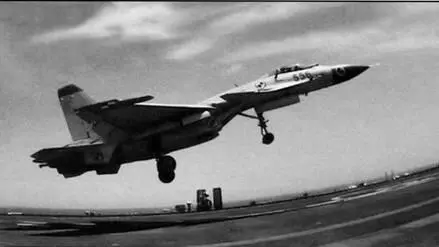 J15 проходит над палубой Борта 16 Макет J15 на палубе авианосца - фото 109