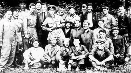 Работники Кировского завода и члены комиссии по испытаниям танка КВ 1940 г - фото 33