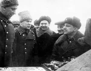 Осмотр новых машин на ГАЗе зима 19421943 гг Слева направо НН Воронов - фото 35