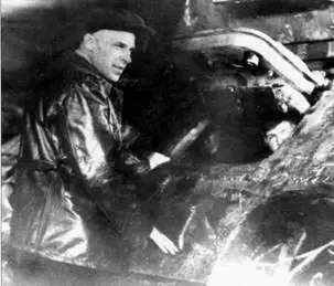 АА Морозов на сборке танков Т34 Завод 183 1942 г ВА Малышев - фото 36