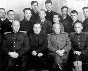 Руководители и конструкторы Уралвагонзавода 183 им Коминтерна 1945 г - фото 60