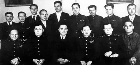 Руководители Челябинского Кировского завода 1945 г Первый ряд слева - фото 61