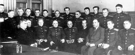 Руководители оборонной промышленности СССР 1945 г Первый ряд слева - фото 62