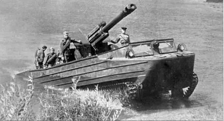 Транспортер К61 выходит из воды с загруженной гаубицей Река Днепр 1952 г - фото 92