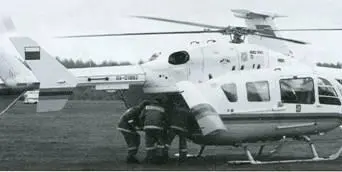 Вертолет ЕС145 авиации МЧС РФ во время учений слева Вертолет Ка226 авиации - фото 101