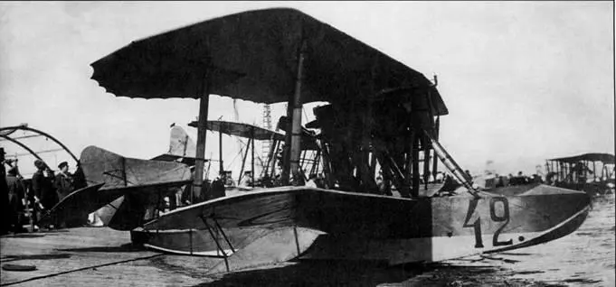 Летающая лодка М15 с бортовым номером 42 в Баку в 1917 г В передней части - фото 113