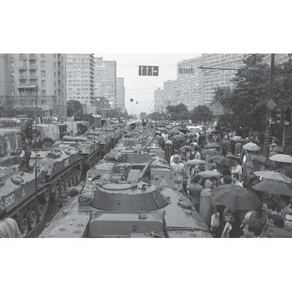 Колонны военной техники стоят на Калининском проспекте в связи с введением - фото 364