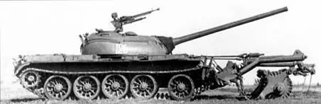 Справа танк Т54 с опытным образцом минного трала МТ конструкции КБ завода - фото 142