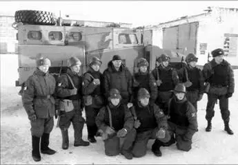 Ведущий конструктор машины Михаил Киреев в центре с личным составом - фото 67