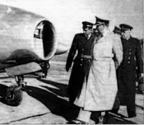 Як23 осматривает Иосип Броз Тито МиГ15 в ангаре авиабазы Кимпо Южная - фото 85