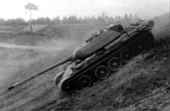 Танк Т54 обр 1946 г на межведомственных испытаниях преодолевает спуск под - фото 155