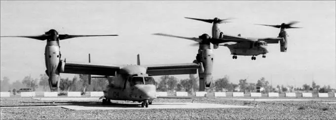 Два конвертоплана MV22 Оспри из эскадрильи VMM266 выполняют посадку на - фото 74