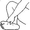 Большими пальцами рук промассируйте продольными движениями стопу в обоих - фото 48