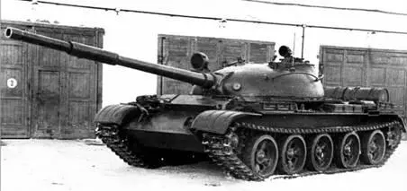 Танк Т62 Над сиденьем механикаводителя в крыше корпуса имелся входной люк - фото 167