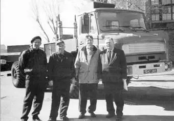 Создатели Гидрохода у автомобиля после его первого выезда своим ходом Слева - фото 64