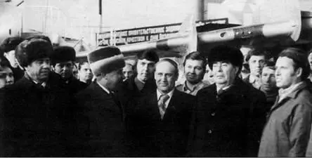 Генеральный секретарь ЦК КПСС Л И Брежнев в цехе окончательной сборки при - фото 91